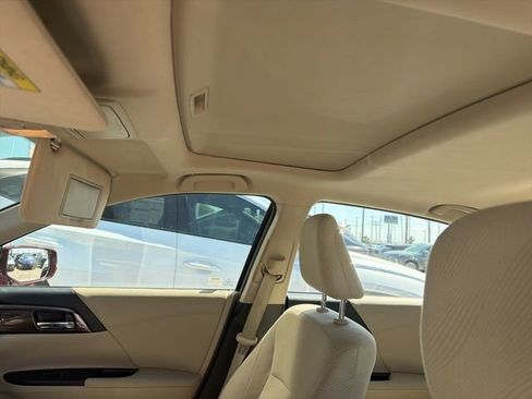 Used 2017 Honda Accord EX image 11