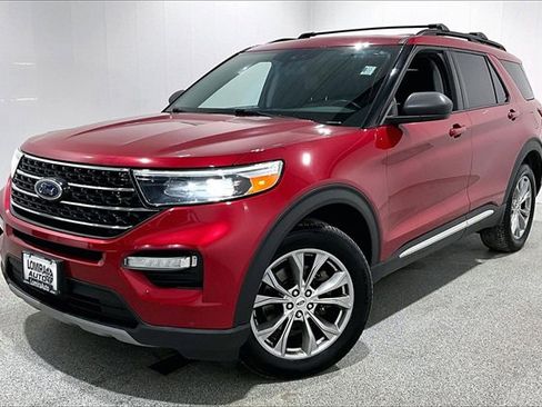 Used 2021 Ford Explorer XLT image 3