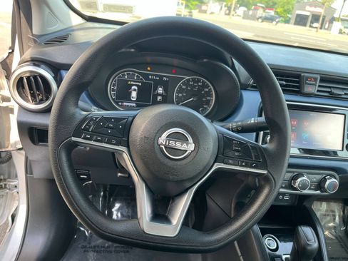 Used 2025 Nissan Versa SV FWD image 31