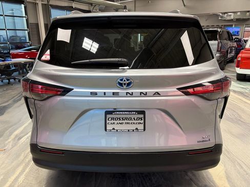 Used 2022 Toyota Sienna XLE image 35