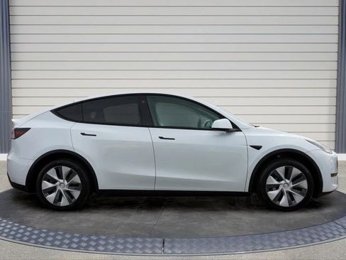 Used 2021 Tesla Model Y Long Range image 8