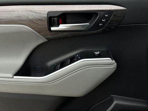 Certified 2026 Toyota Highlander Platinum AWD/4WD image 12
