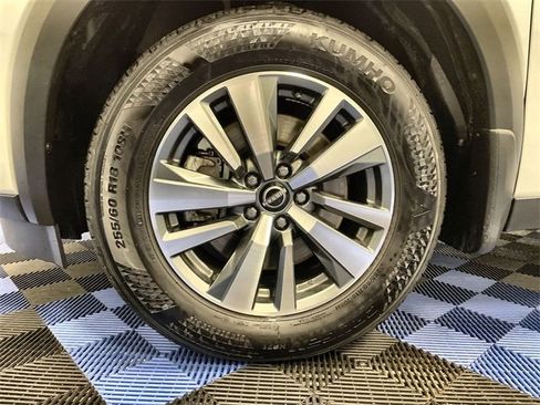 Used 2024 Nissan Pathfinder SL w/ Black Appearance Package image 10