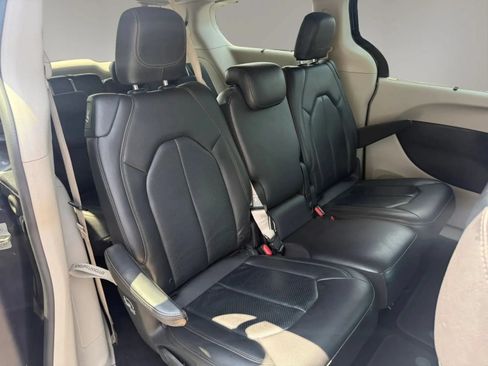 Used 2019 Chrysler Pacifica Touring-L FWD image 43