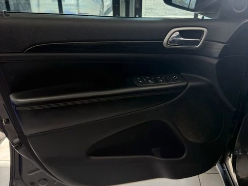 Used 2019 Jeep Grand Cherokee Laredo image 17