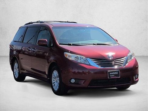 Used 2015 Toyota Sienna XLE w/ XLE Navigation Package image 3