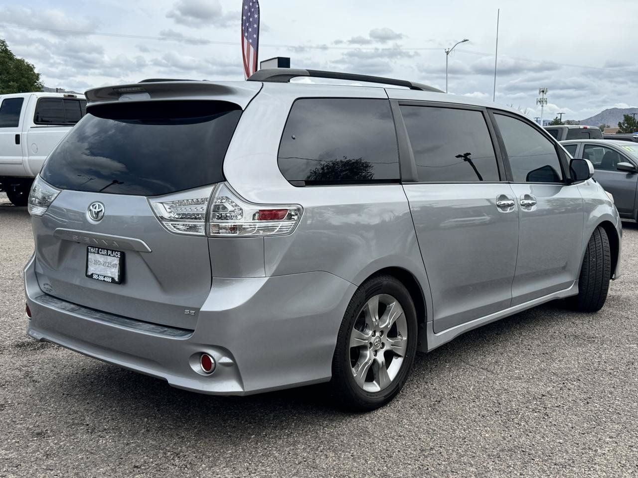 Used 2014 Toyota Sienna SE FWD image 7