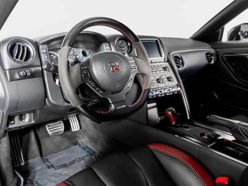 Used 2015 Nissan GT-R Black Edition image 2