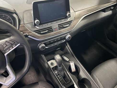 Used 2025 Nissan Altima 2.5 SV FWD image 4