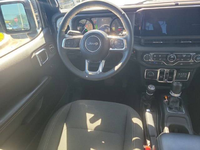 Used 2024 Jeep Wrangler Unlimited Sahara AWD/4WD image 13