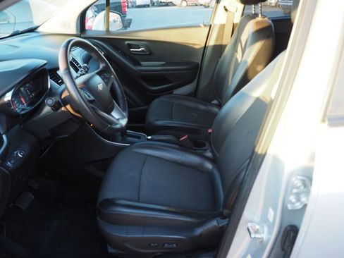 Used 2022 Chevrolet Trax LT w/ Driver Confidence Package image 12