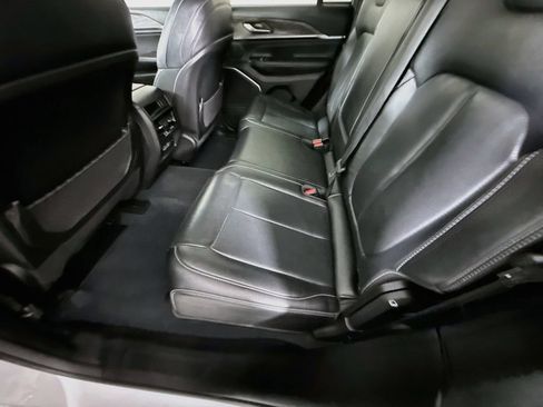 Used 2023 Jeep Grand Cherokee Overland AWD/4WD image 30