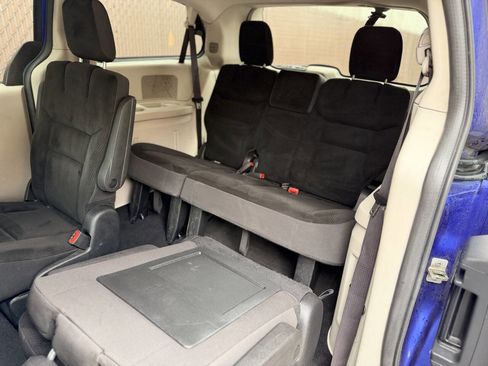 Used 2019 Dodge Grand Caravan SE w/ UConnect Hands-Free Group image 12