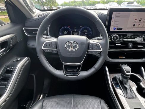 Used 2024 Toyota Highlander Limited image 6