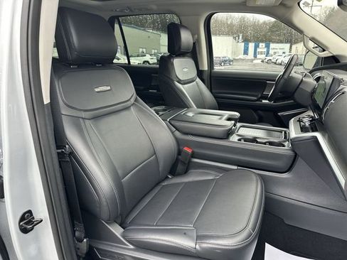 Used 2025 Ford Expedition Platinum image 29