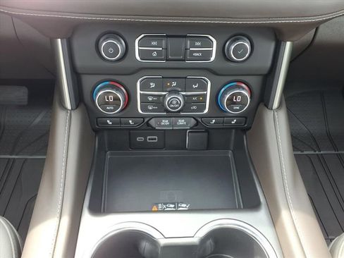 Used 2023 Chevrolet Suburban Z71 w/ Z71 Off-Road Package AWD/4WD image 32
