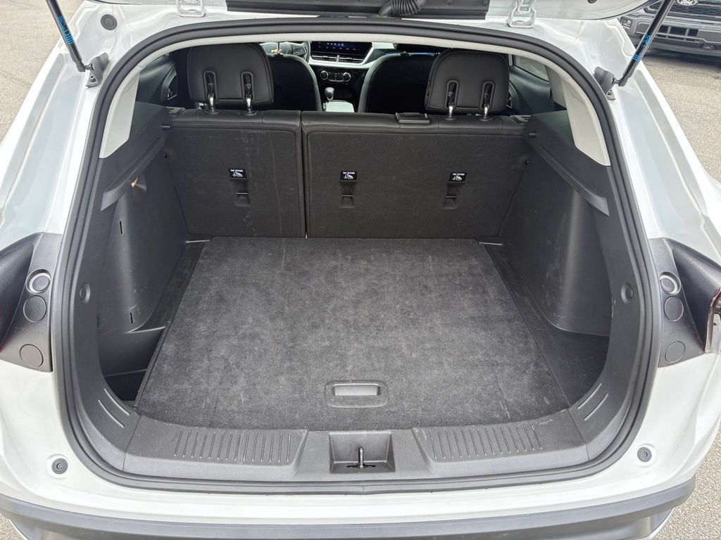 Used 2025 Chevrolet Trax LT FWD image 18