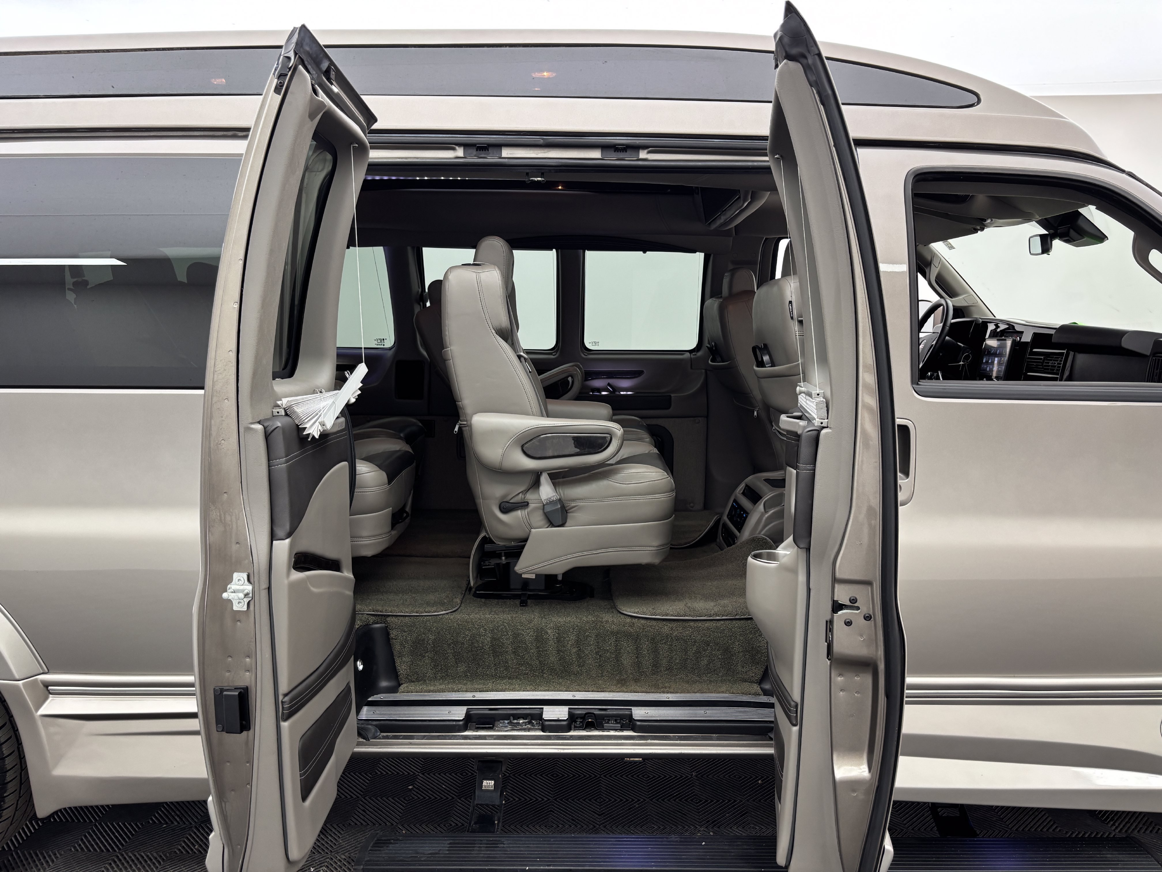 Used 2021 GMC Savana 3500 LS w/ Chrome Appearance Package RWD image 7