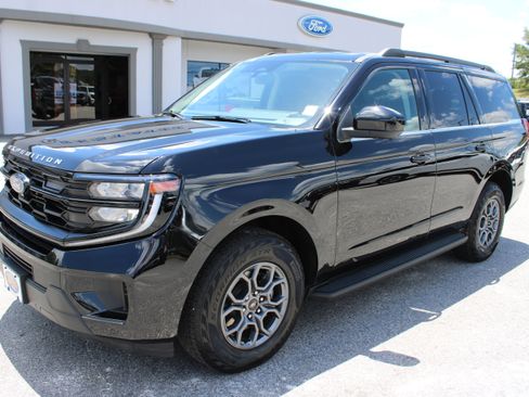 Used 2025 Ford Expedition Active AWD/4WD image 2
