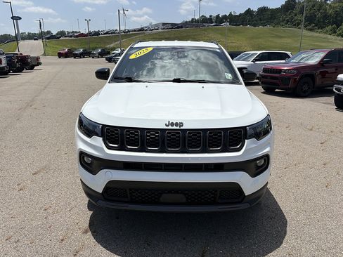 Used 2025 Jeep Compass Latitude w/ Convenience Group AWD/4WD image 8