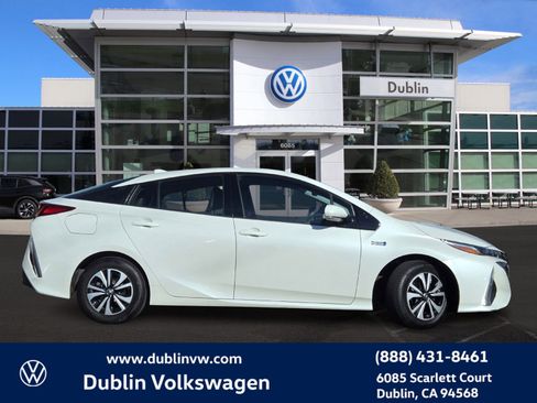 Used 2018 Toyota Prius Prime Premium image 3