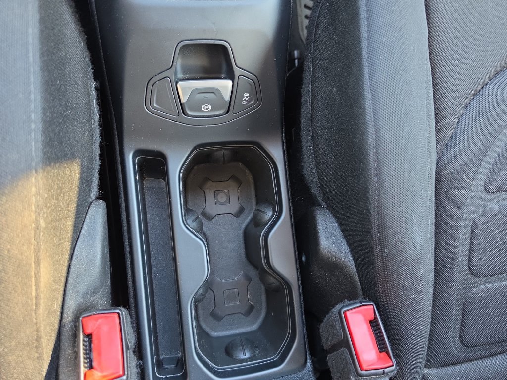Used 2018 Jeep Renegade Latitude AWD/4WD image 25