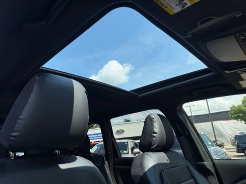 Certified 2025 Subaru Forester Premium AWD/4WD image 29