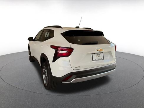 Used 2025 Chevrolet Trax LT FWD image 10