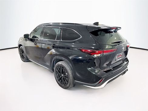 Used 2024 Toyota Highlander XSE FWD image 32