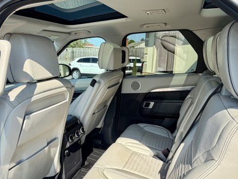 Used 2017 Land Rover Discovery First Edition AWD/4WD image 9