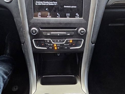 Used 2017 Ford Fusion SE w/ Fusion SE Technology Package image 14