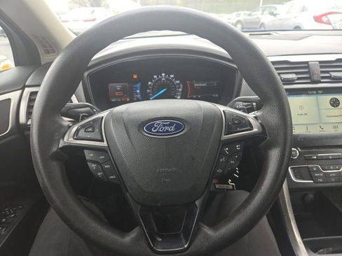 Used 2018 Ford Fusion SE w/ Fusion SE Technology Package image 2