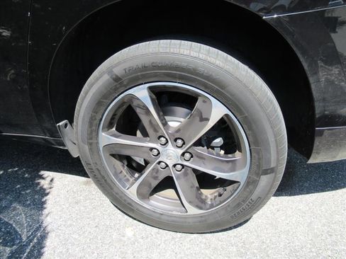 Used 2019 Buick Enclave Essence w/ LPO, Sport Appearance Package image 5