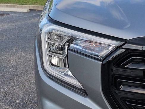 Used 2024 GMC Terrain SLE w/ Driver Convenience Package FWD image 9
