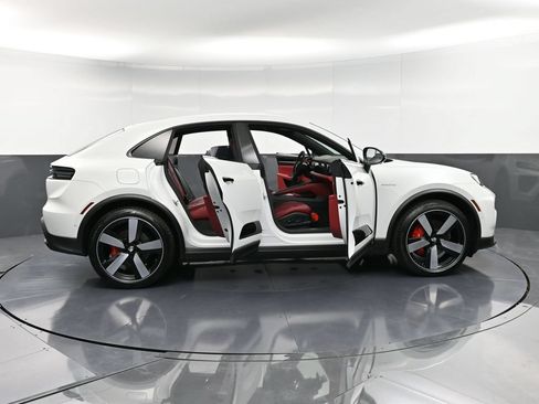 Certified 2025 Porsche Macan 4S Electric AWD/4WD image 38