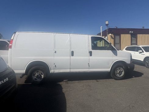 Used 2019 GMC Savana 2500 RWD image 1