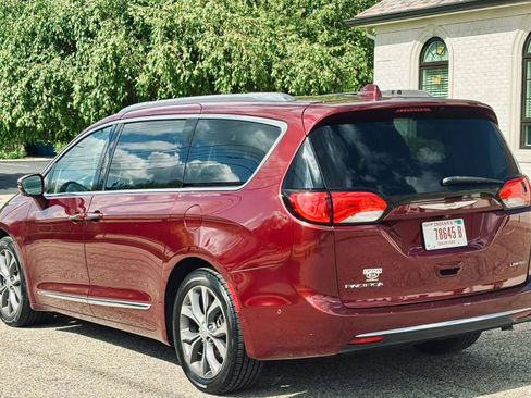 Used 2018 Chrysler Pacifica Limited w/ Tire & Wheel Group FWD image 8