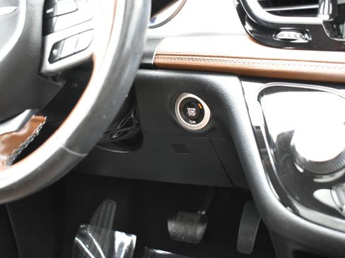 Used 2019 Chrysler Pacifica Limited w/ Tire & Wheel Group FWD image 42