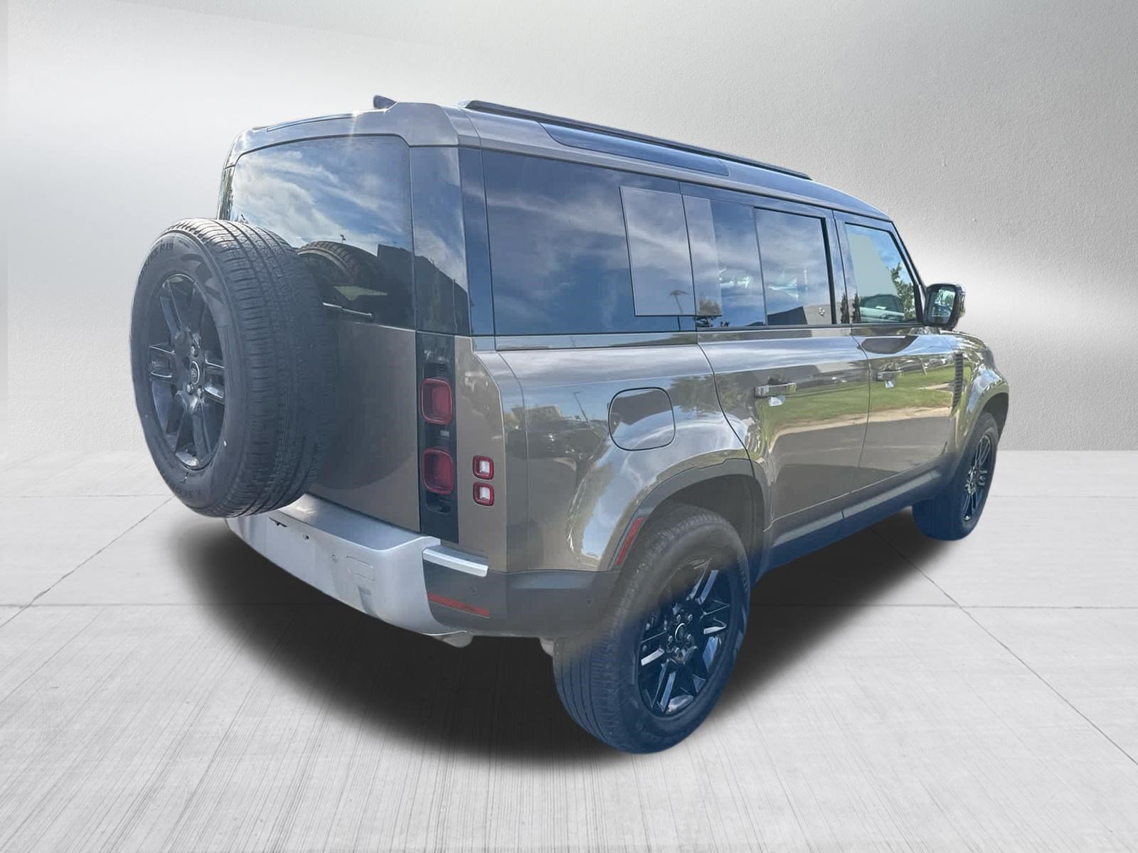 Used 2025 Land Rover Defender 110 S AWD/4WD image 4