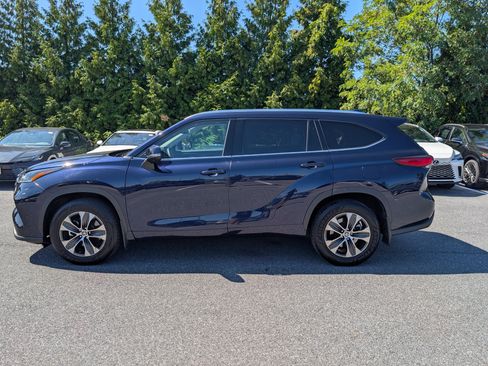 Used 2021 Toyota Highlander XLE AWD/4WD image 2