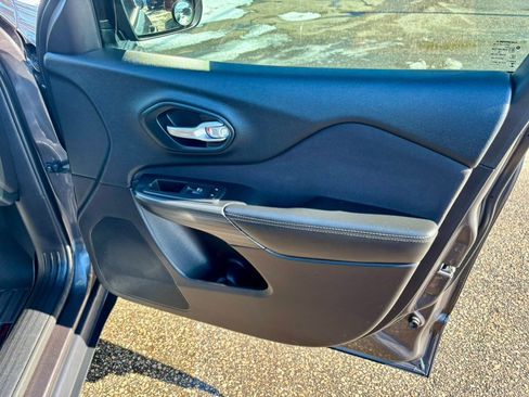 Used 2016 Jeep Cherokee Latitude w/ Cold Weather Group image 10