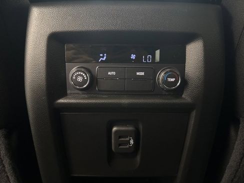 Used 2023 Chevrolet Traverse LT image 25