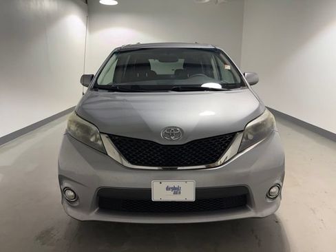 Used 2013 Toyota Sienna SE FWD image 2