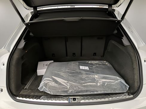 Used 2023 Bentley Bentayga Extended Wheelbase AWD/4WD image 37