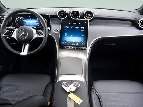 Used 2024 Mercedes-Benz GLC 300 4MATIC image 23