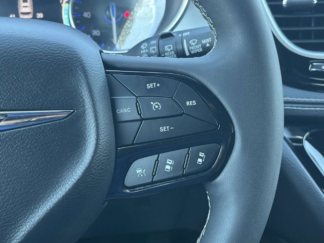 Used 2025 Chrysler Pacifica Limited FWD image 34