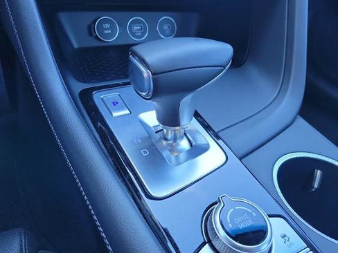 Used 2025 Genesis G70 2.5T image 12