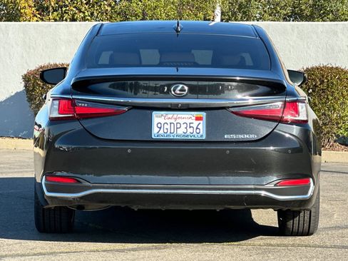 Used 2023 Lexus ES 300h w/ Premium Package image 8