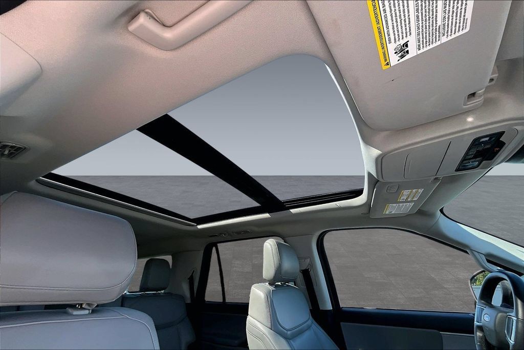 Used 2025 Ford Expedition Active RWD image 11