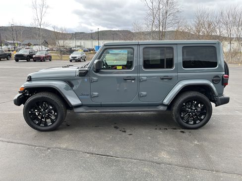 Used 2025 Jeep Wrangler Sahara image 4